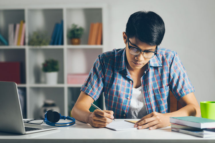 Estudiantes universitarios: Consejos para estudiar en línea y en casa | AAU  | Universidad a Distancia